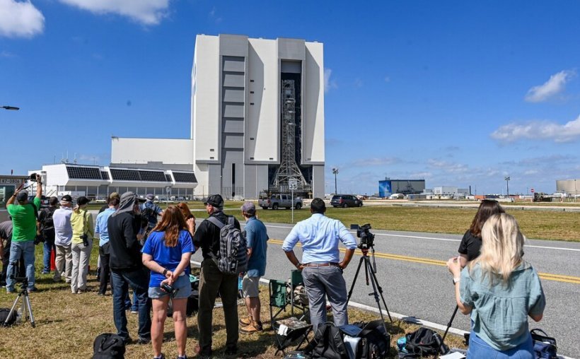 NASA 巨型登月火箭 SLS 正式出厂，将“龟速”运往发射台